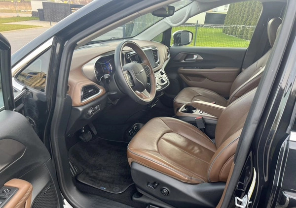 Chrysler Pacifica cena 134900 przebieg: 121000, rok produkcji 2018 z Łomża małe 466